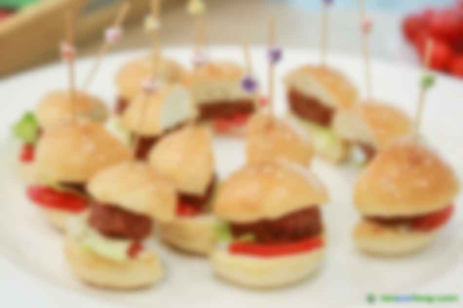 2019年10月16日，金字火腿股份有限公司在上海發(fā)布“人造肉”植物肉餅。 視覺中國 圖