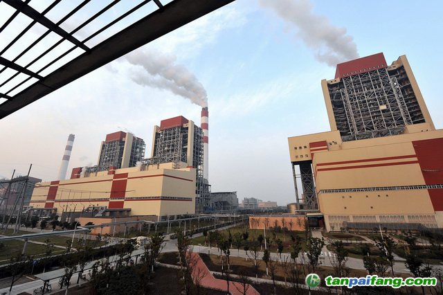發(fā)電企業(yè)主要是大型國有企業(yè)，其排放數(shù)據(jù)管理更規(guī)范、更完善。圖為上海外高橋第三發(fā)電有限責(zé)任公司發(fā)電廠外景。攝影/章軻