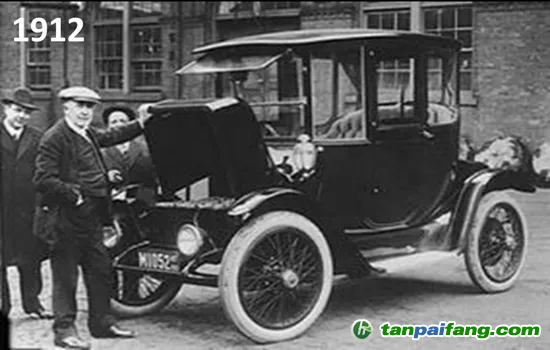 圖1 1912年，愛迪生跟他的電動車合影。