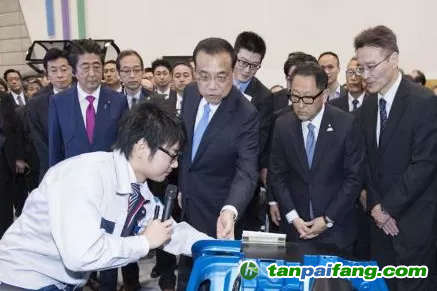 圖2 2018年5月13日，李克強總理參觀日本豐田氫燃料汽車。
